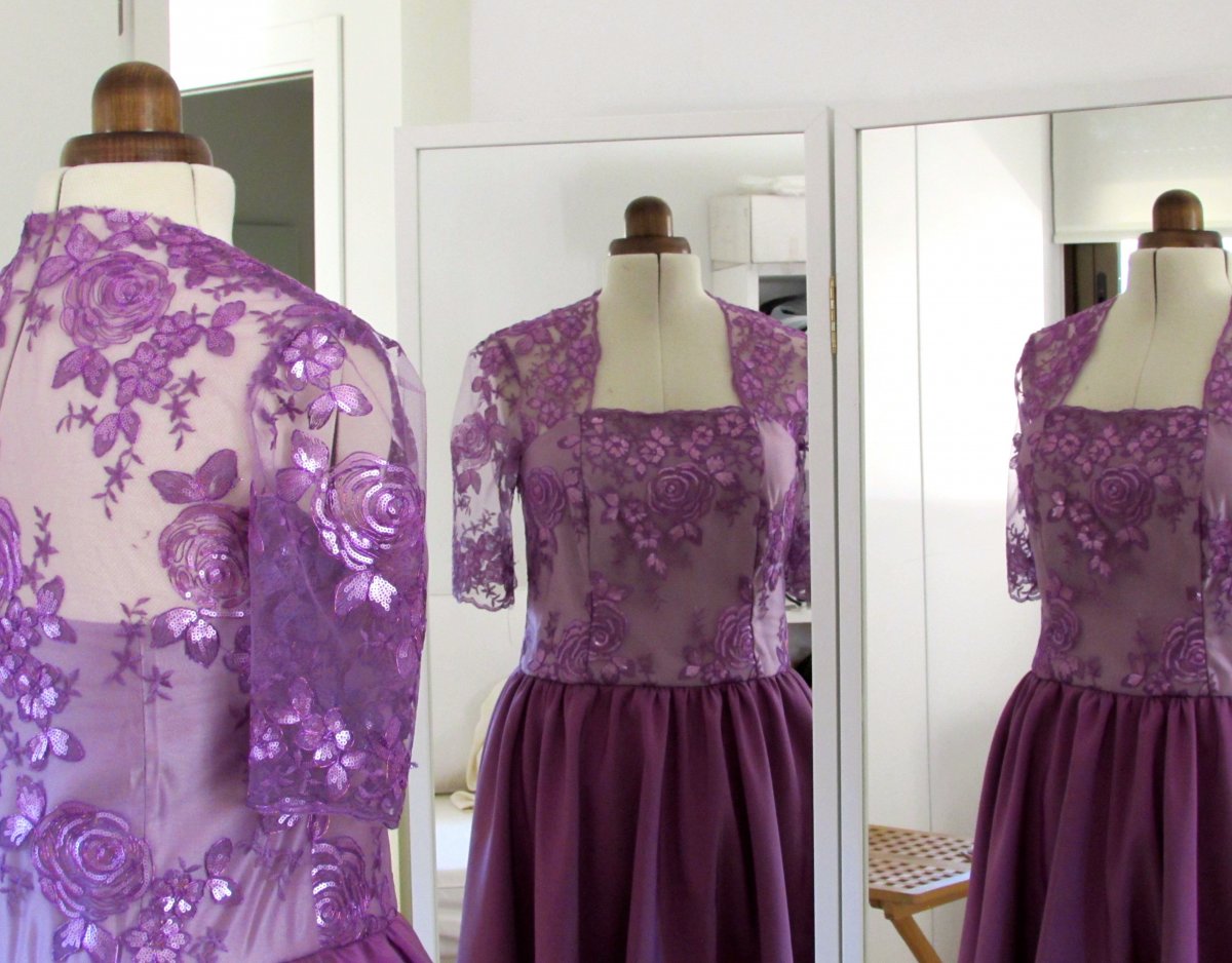 Vestido púrpura asimétrico
