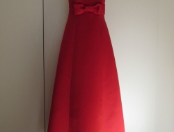 Vestido largo raso rojo envasé