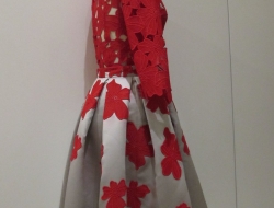 Vestido de 2 piezas en guipur y raso con flores bordadas a mano