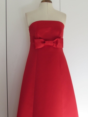 Vestido largo raso rojo evasé