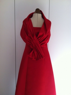 Vestido largo raso rojo envasé